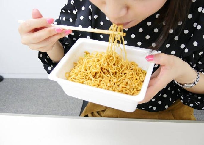 日本のカップ焼きそば ペヤング 12種類を中国人が食べ比べ 焼きそばの本場 中国の人が認めたペヤングは Live Japan 日本の旅行 観光 体験ガイド