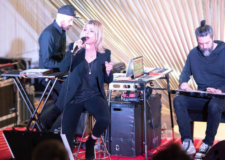 ライブで熱唱するエンマ Photo by Hotter then July Inc.