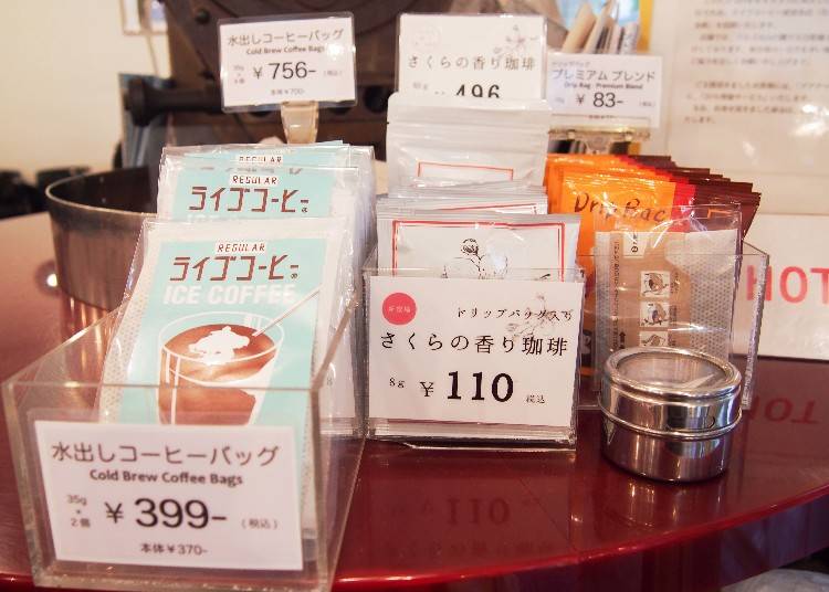 左起為冷泡式袋裝冰咖啡、櫻花香味濾掛式咖啡、Premium Blend濾掛式咖啡