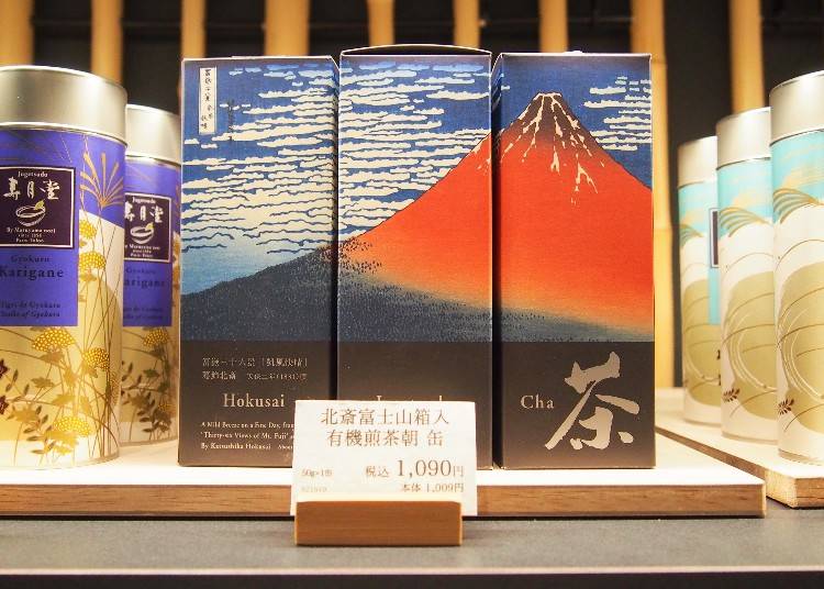 繪印著最具日本代表性的富士山也是外國遊客們的最愛。北齋富士山 有機煎茶朝 罐裝，1090日圓（北斉富士山　有機煎茶朝 箱入）