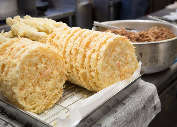 In addition to tempura chikuwa, Menkyokaiden offers an exclusive mixed tempura topping for their Tempura Udon. This massive creation, with a diameter of up to 20 cm, is perfect for sharing with friends!