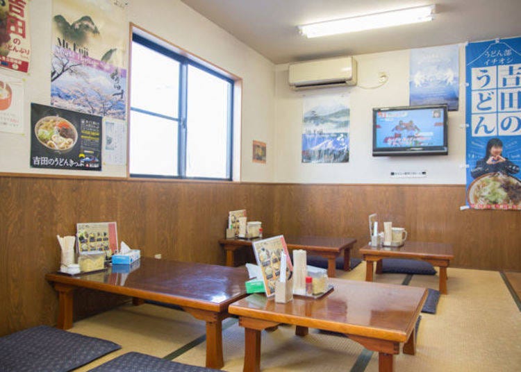 Tatami seating is a common sight when dining at Yoshida Udon shops.