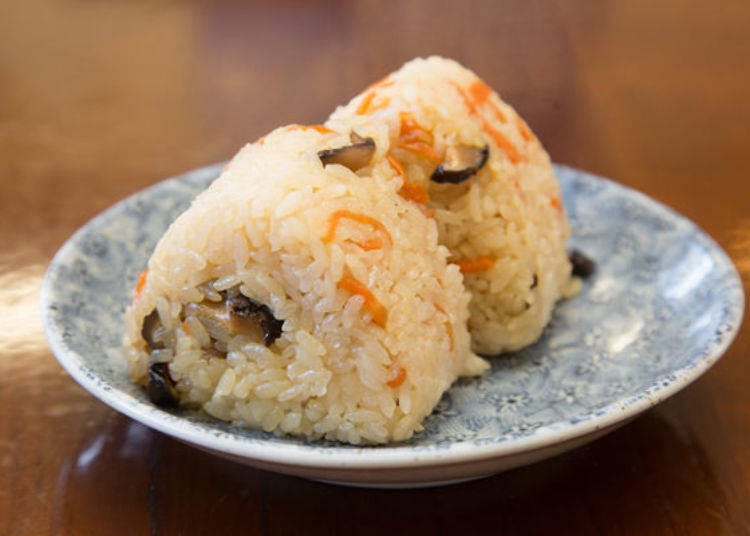 The rice ball, made with shiitake mushrooms and carrots cooked together with the rice, brings out the natural sweetness of the ingredients. Many customers order this as a perfect complement to their udon!