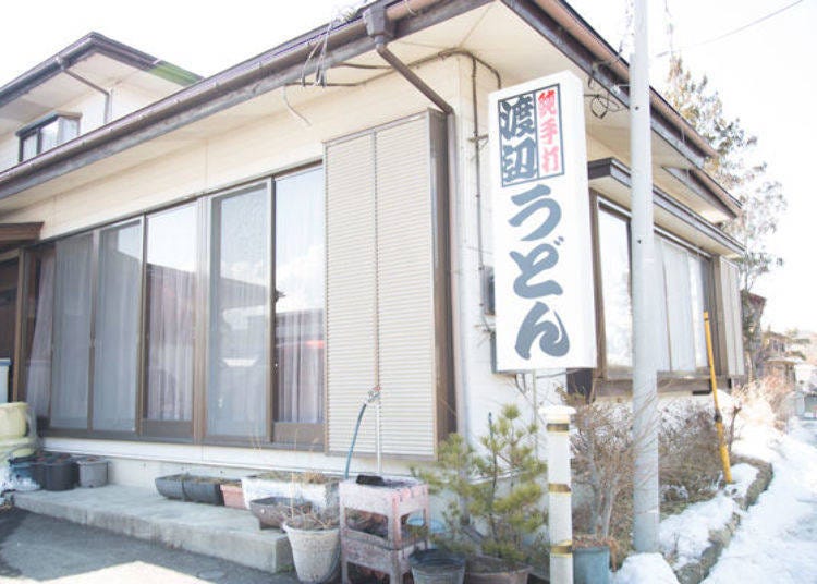 At first glance, the shop looks like an ordinary house. However, you’ll spot the shop curtain and signs indicating “Handmade Watanabe Udon,” guiding you to the entrance.