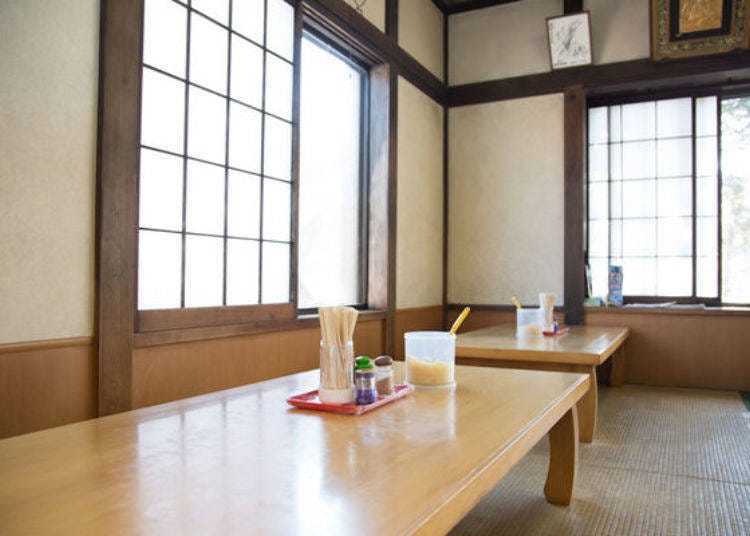 The shop offers eight tatami seating areas. Each table is equipped with ichimi chili powder and the shop’s signature suridane, blended with sesame powder for a unique flavor.