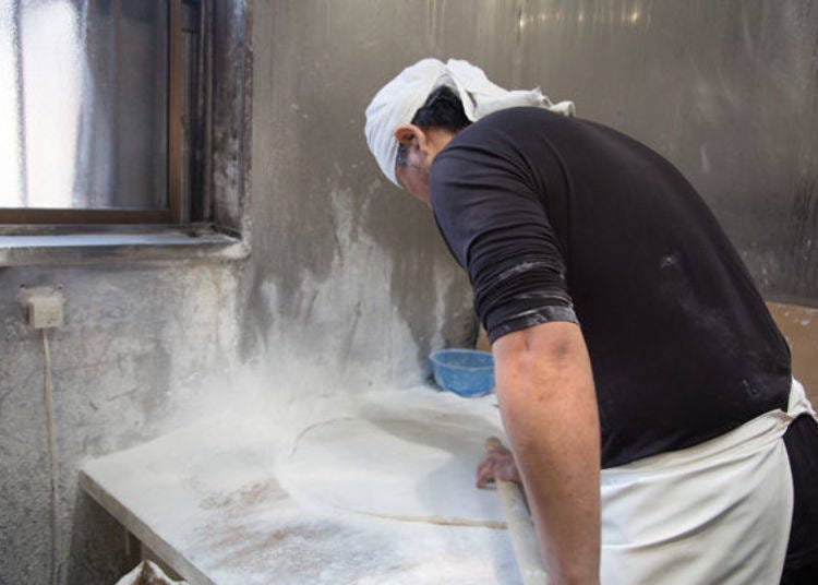 In the kitchen, the kneading process never stops. Stretching the elastic dough requires significant strength and effort.