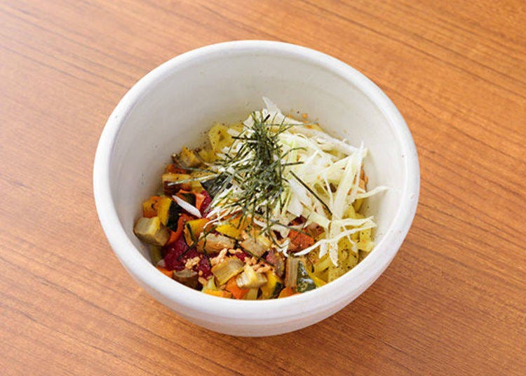 Mini Seasonal Vegetables and Miso-mixed Noodles (630 yen, tax included)