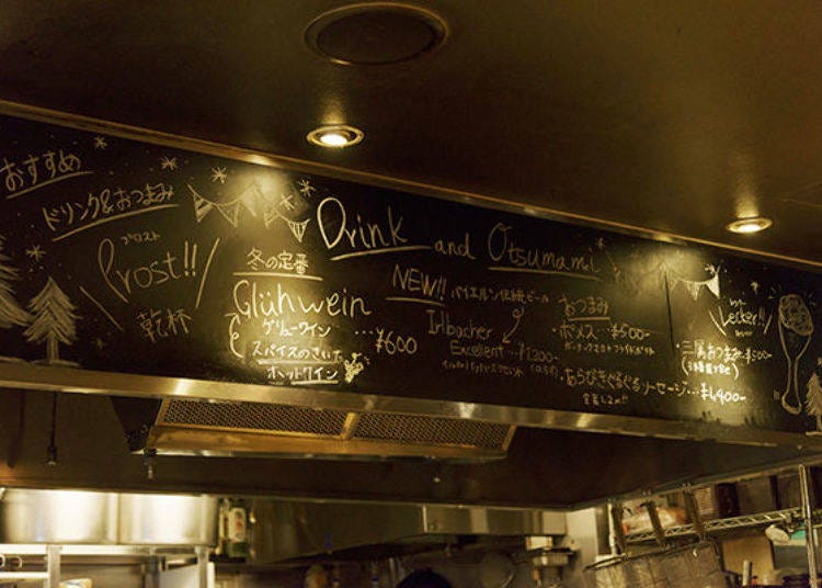 黑板上的手寫菜單，酒類與下酒菜種類豐富