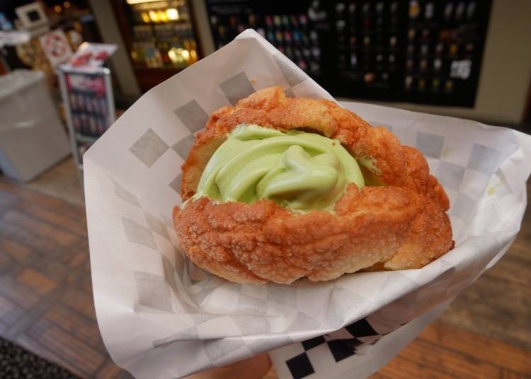 Matcha ice cream on a melon bun 500 yen