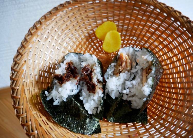 left: ami onigiri (grilled rice ball) 280 yen (including tax); right: shake onigiri (salmon rice ball) 300 yen (tax included)