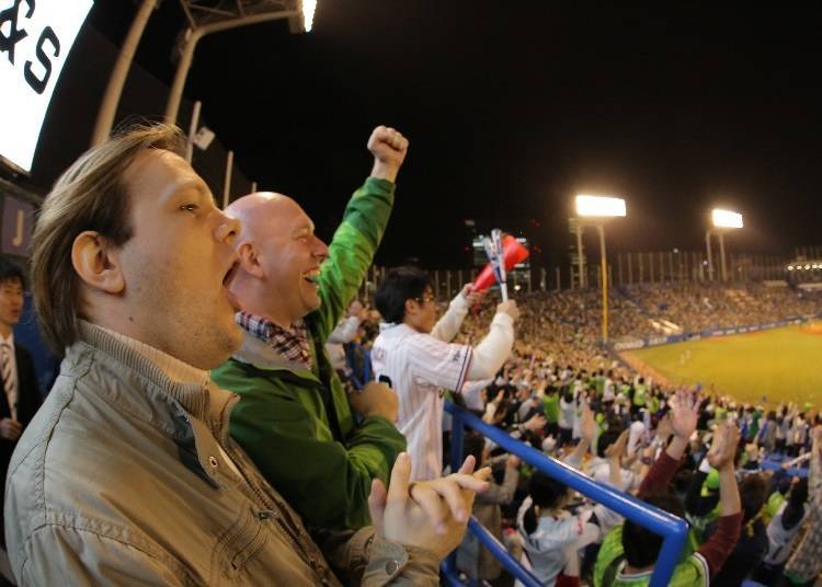 팬들이 하나가 되어 시합을 응원하는게 일본의 프로야구 관전 스타일