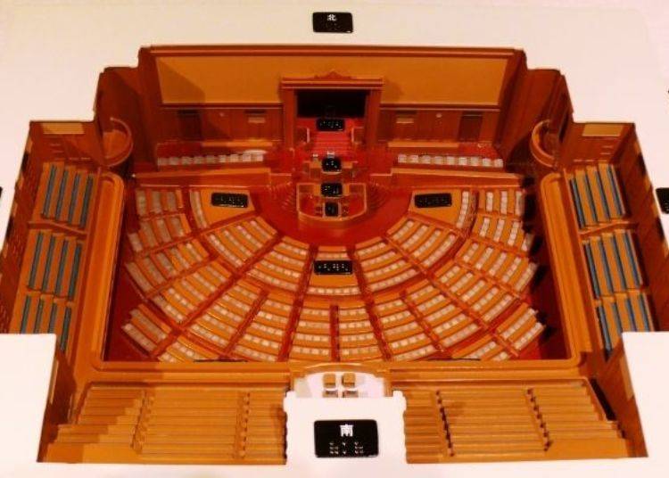 A model of the main chamber of the House of Councillors. To the left, right, and in the front are auditoriums.