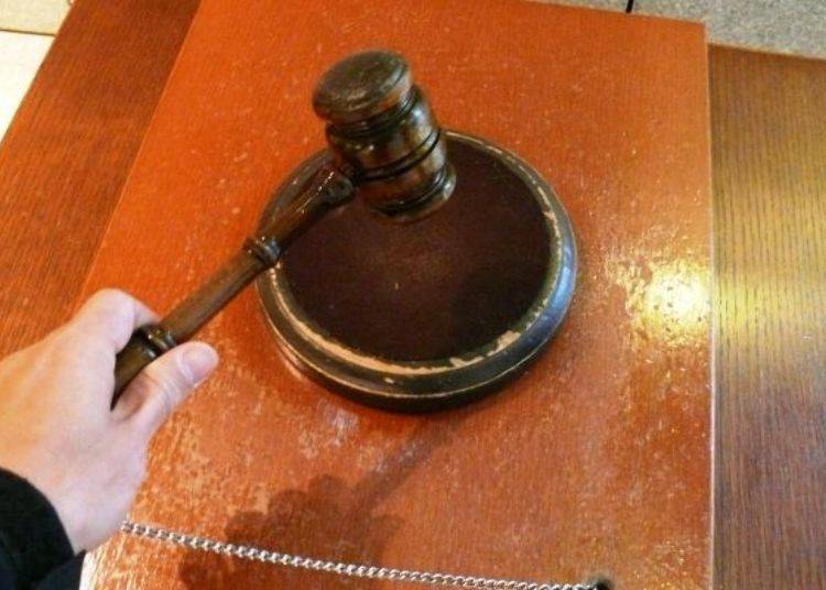 You can even try the gavel that is used by the chairman. It’s only found in the House of Councillors, making a hard and dull sound.