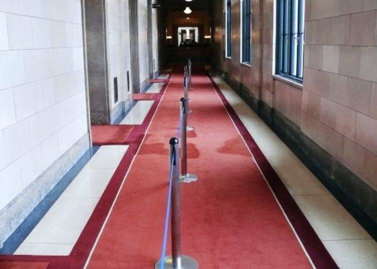 The red carpet in the hallway. Combining hallways and stairs, its length is about 4km.