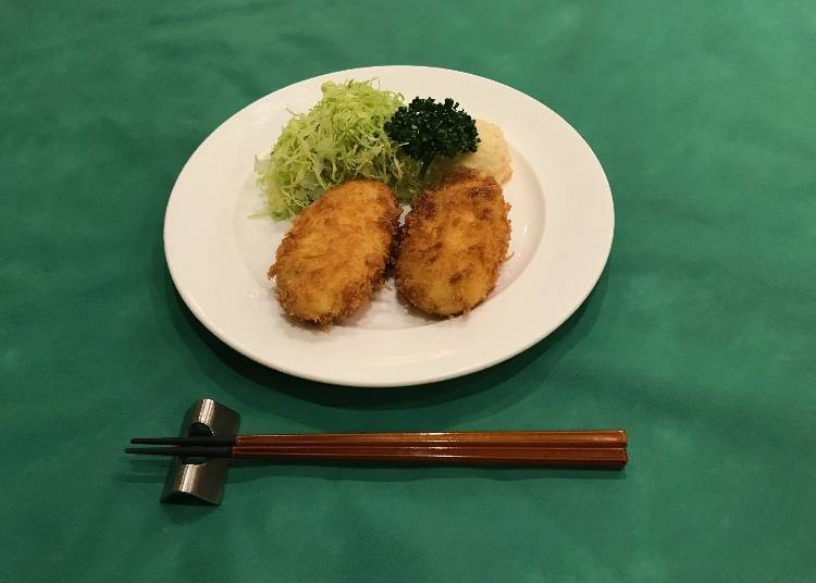 The crab cream croquette (1,800 yen) is easier to eat with chopsticks