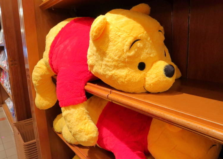 Winnie the Pooh Pillow (L): Loafing Around Lazily! (5,800 yen)