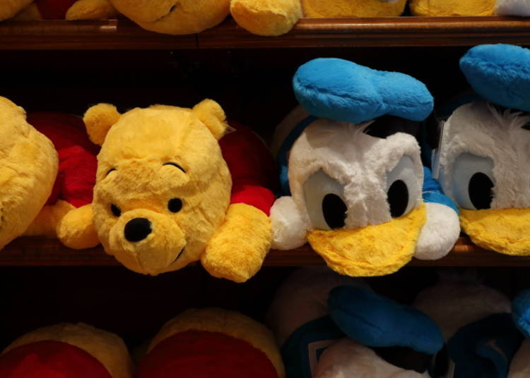 Winnie the Pooh an Donald Duck Pillows (M): The Perfect Size! (3,500 yen each)