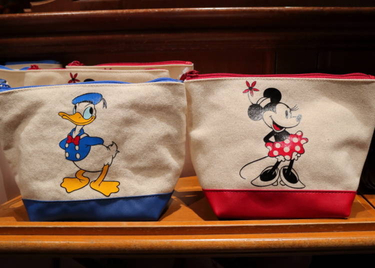 Donald and Minnie Pouch: a Classic Yet Fun Design (1,900 yen each)