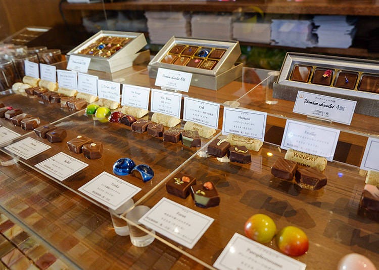 Bonbon chocolat 250日圓 (單顆) 左至右|La Feuille Yama Sauvignon / Fleur / Citron Vért / Prairie La Feuille Yama Sauvignon / Fleur / Citron Vért / Prairie