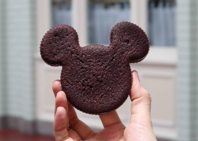 Two Chocolates Exquisitely Combined, Double Chocolate Muffin, 300 yen