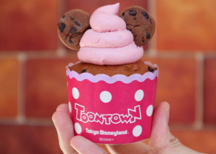 Too Cute to Eat! Minnie-shaped Strawberry Chocolate Chip Muffin, 350 yen