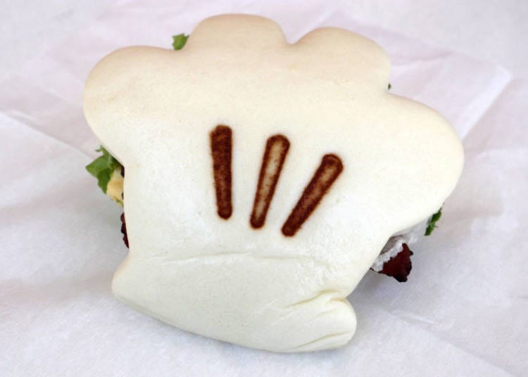 ミッキーの手の形のサンドイッチ、グローブシェイプ・ローストチキンパオ(エッグ入り) 単品550円