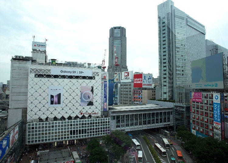 渋谷駅東急ビル、マークシティも目の前に広がる。JR線と京王井の頭線を繋ぐ通路の下を走る道路からは（写真右下）、多くのバスが走ってくる。