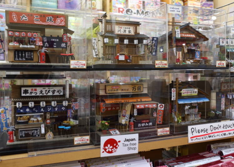 These are exact replications of Japanese stores typical of the 1960s. They nostalgically recall the ambience of the “good old days” in Japan with their retro atmosphere. They can be compactly disassembled which makes them great for gifts.