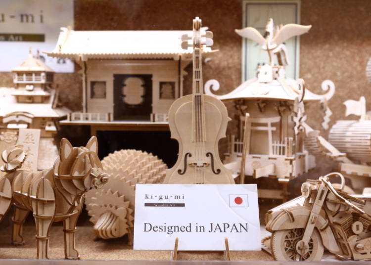 These are three-dimensional dolls called ki-gu-mi (from 1,000 yen, tax not included) that are assembled from wood. Animals such as dogs and dolphins, Ferris wheels, Tokyo Skytree® and many other architectural models are available. Not only are they fun to make, but they also make great interior décor items.