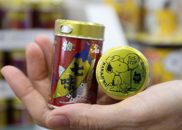 The popular Yawataya Isogoro Shichimi Togarashi adorned with a Snoopy illustration. The bus stop version is a Harajuku store original. 600 yen each (tax not included)