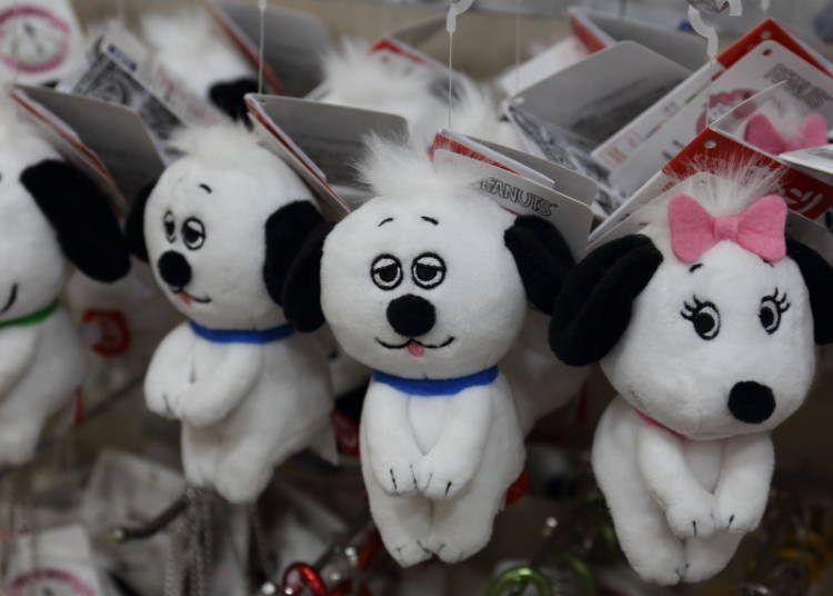 A collection of DAISY HILL PUPPIES made to commemorate the 50th anniversary of PEANUTS arrival in Japan. Each chokkori-san costs 1,000 yen (tax not included)