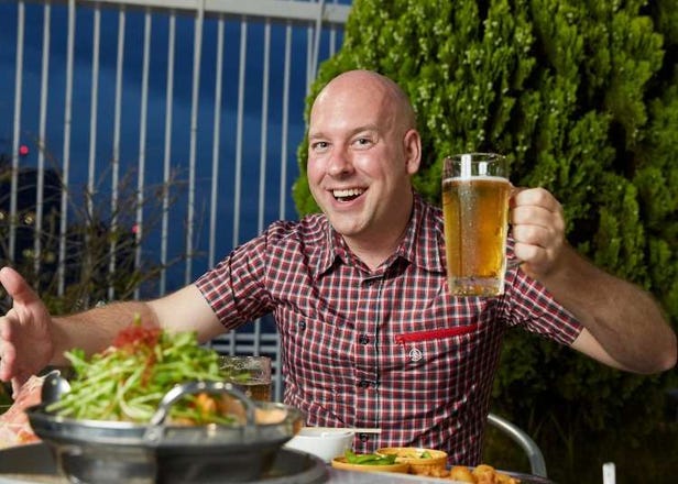 Checking out a Popular Tokyo Rooftop Beer Garden with A Beer-Loving American!