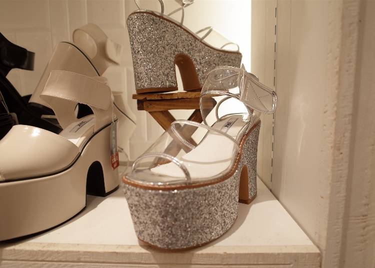 Glitter-sole low-heel sandals that bring style to your legs are this season’s trend-setter