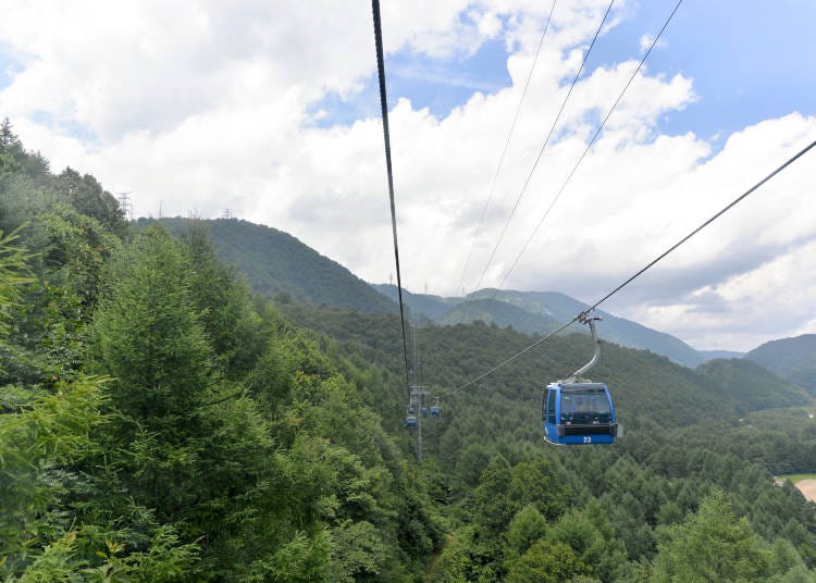 Catch the amazing scenery while riding Dragondola, the world’s longest gondola! Image (C) Noriteru Ino.