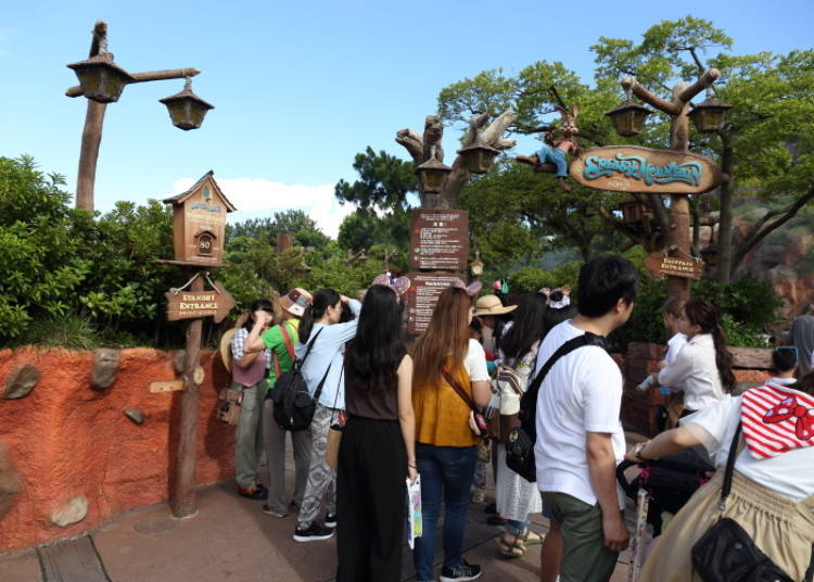 The “standby” queue is in the left and the Fastpass entrance is on the right.