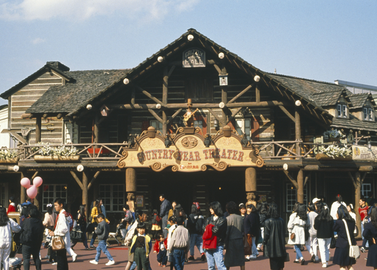 The entrance evokes a wonderfully Western atmosphere.