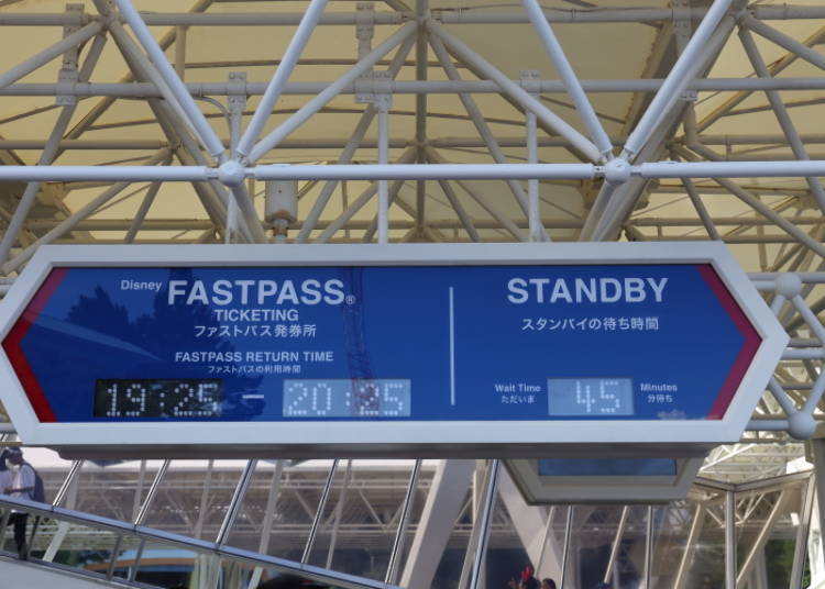 Every attraction has a sign showing the current waiting time and the period for which FASTPASS Tickets are distributed.
