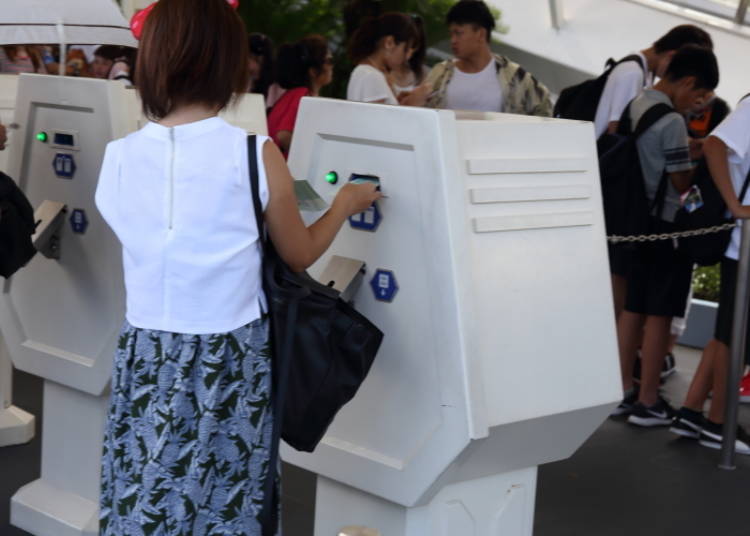 These are the FASTPASS Ticket machines. Just place your passport (park ticket) under the reader and your FASTPASS Ticket will be issued immediately.