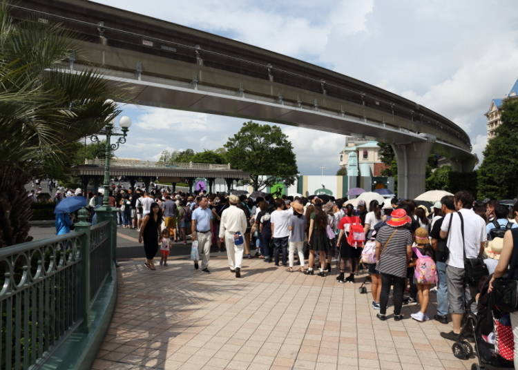 東京迪士尼樂園入口前的行李檢查隊伍，雖然這天是人較少的日子，但剛開園時入口還是呈現大排長龍的景象