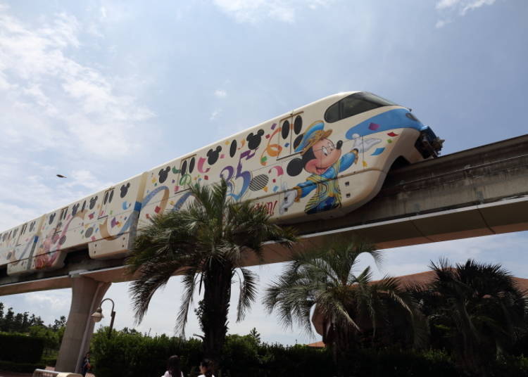 在東京迪士尼渡假區中移動相當便利的東京迪士尼渡假線電車，現在還有運行35周年紀念彩繪車身的車次。