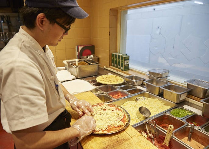 ピザの本場イタリア人が食べ放題 シェーキーズ に行ってみた 日本のピザバイキングの実力はいかに Live Japan 日本の旅行 観光 体験ガイド