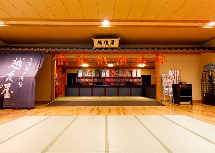 ▲ At the front end of the entrance is Echigoya.