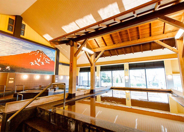 ▲ You can really feel the charm of the Oedo Onsen in the wooden-roof bathtub (aka the Golden Hot Spring). You can even see a magnificent view of the red Mt. Fuji and the surrounding scenery through the window as you relax in the tub.