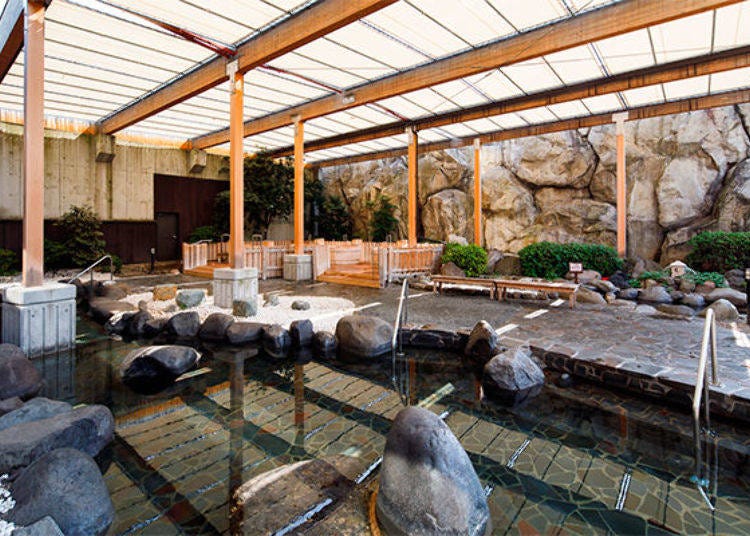 ▲ Spacious womens' open-air bath. The sun shines through the roof, so it is nice to visit during the daytme.