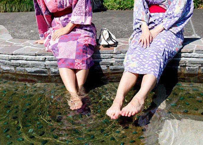 3. Gemütliches Fußbad! Lassen Sie sich vom holprigen Boden der heißen Quelle im japanischen Garten entspannen