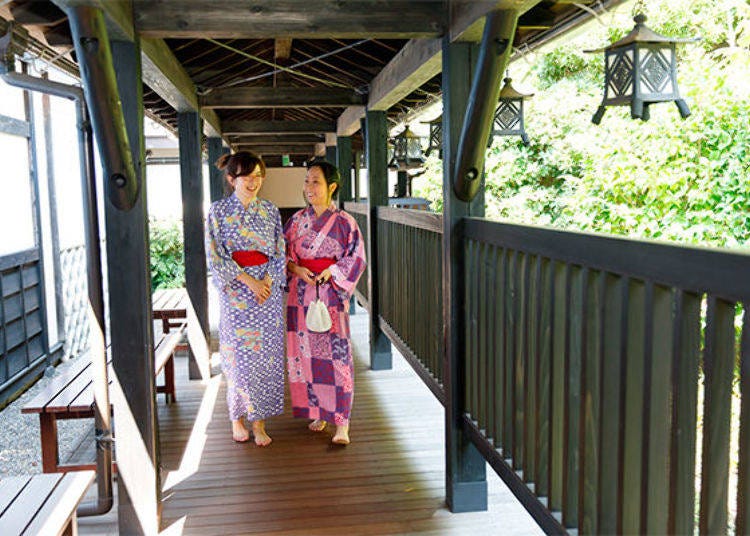 ▲ The footbath area is outdoors. Exit the hall/Hirokoji through the fancy corridor.