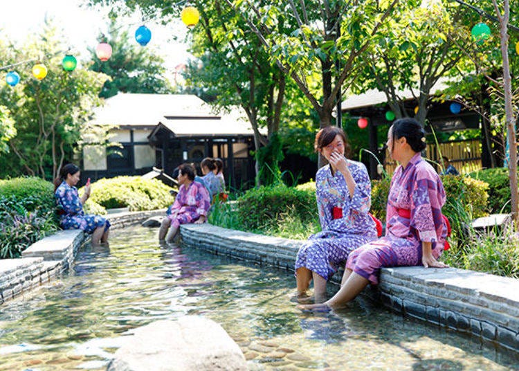 ▲ A quick break at my favorite place. The gentle warming of the water on my feet was healing, broke away my stress, and made for good conversation. At night the area is lit by lanterns, creating a fantastic atmosphere.