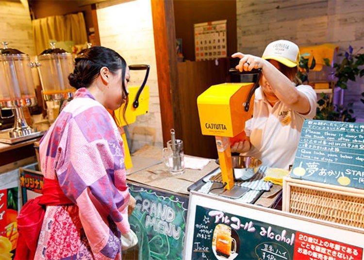 ▲ Cajyutta, which squeezes the juice from the inside if the fruit without having to remove the skin. Juices are order made, so they are fresh and delicious.