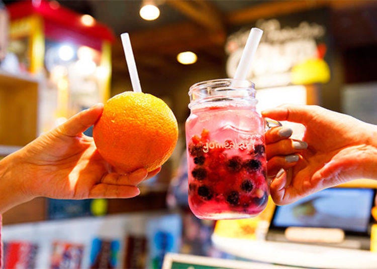 ▲ Fresh fruit juice so delicious, you can practically taste it just by looking at it. Left: Cajyutta Orange Juice (¥380 yen+tax), Right: Frozen Berry Soda (¥480 yen+tax)