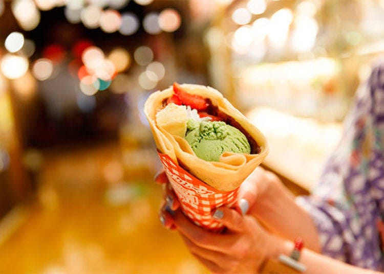 ▲ The Odaiba Oedo Onsen Special (¥630+tax) with azuki beans, strawberries, green tea ice cream, cheesecake, and whipped cream. The combination of the fluffy crepe dough and the Japanese taste is exquisite!